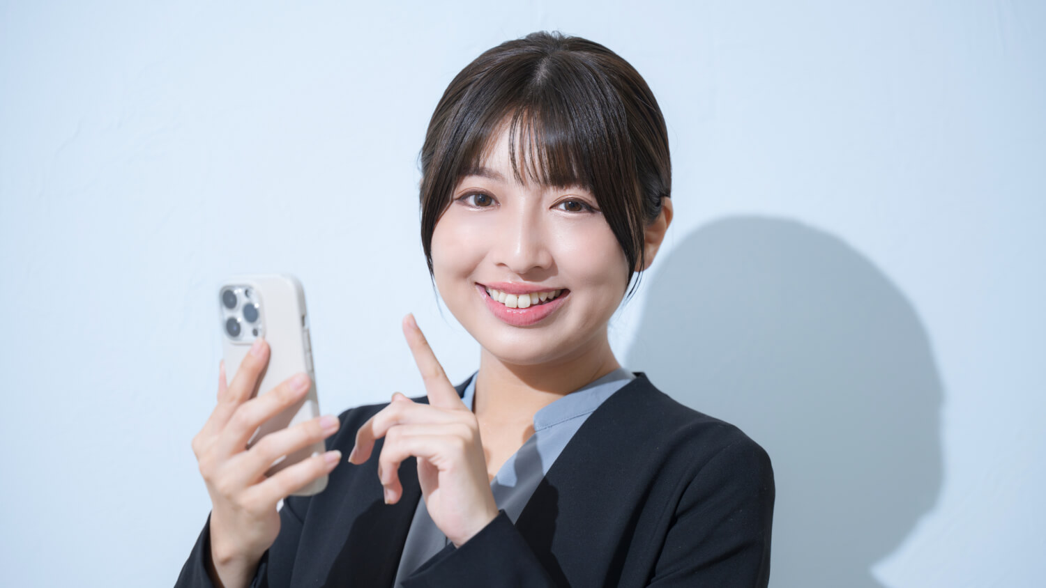 SNSでのブランディングやマーケティングを行なっている20代女性のイメージ